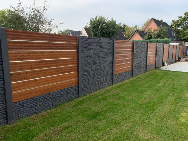 Betonzaun beidseitig Bruchstein mit Holz-Metall-Kombination