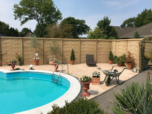 02_doppelseitige_Betonzäune mit Poollandschaft mediterran