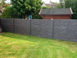 Einseitiger_Betonzaun_mit_Pfosten