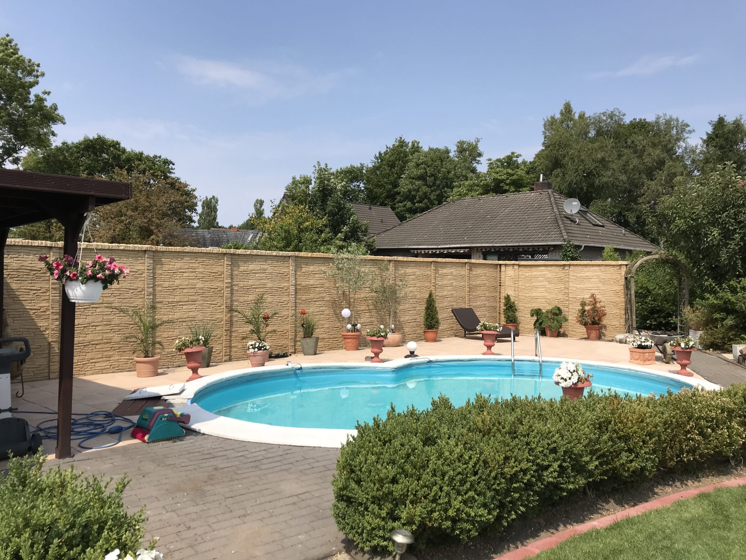 Blog 78 01_doppelseitige_Betonzäune mit Poollandschaft mediterran