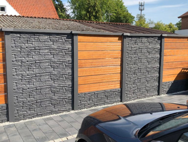 Betonzaun mit einer Holz-Metall-Kombination