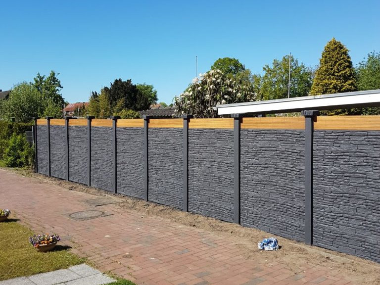 Betonzaun mit einer Holz-Bambus-Kombination