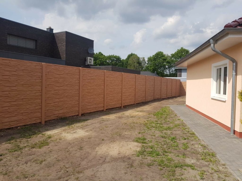 Einseitiger Betonzaun mit Rückseitendruck