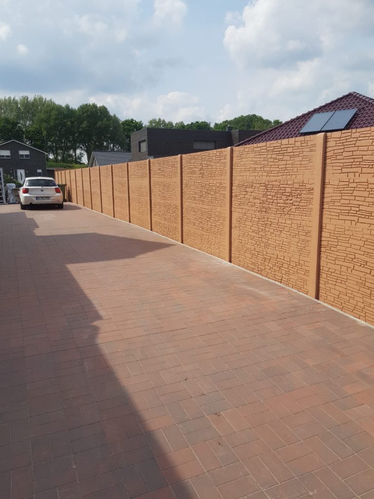 Einseitiger Betonzaun mit Rückseitendruck