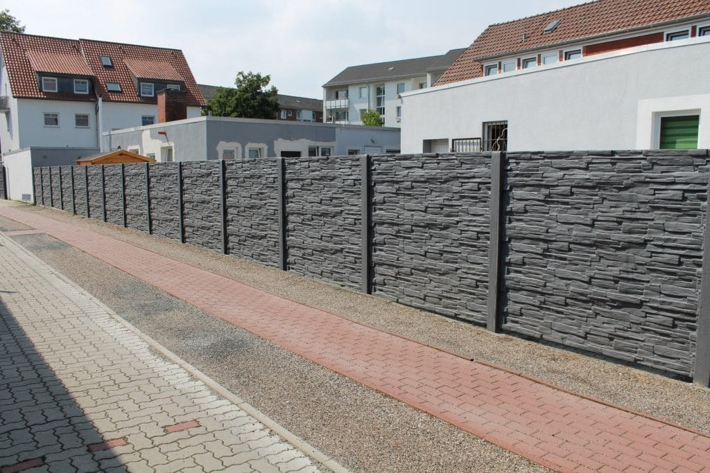 Einseitiger Betonzaun mit Rückseitendruck