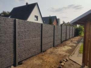 Einseitiger Betonzaun mit Rückseitendruck