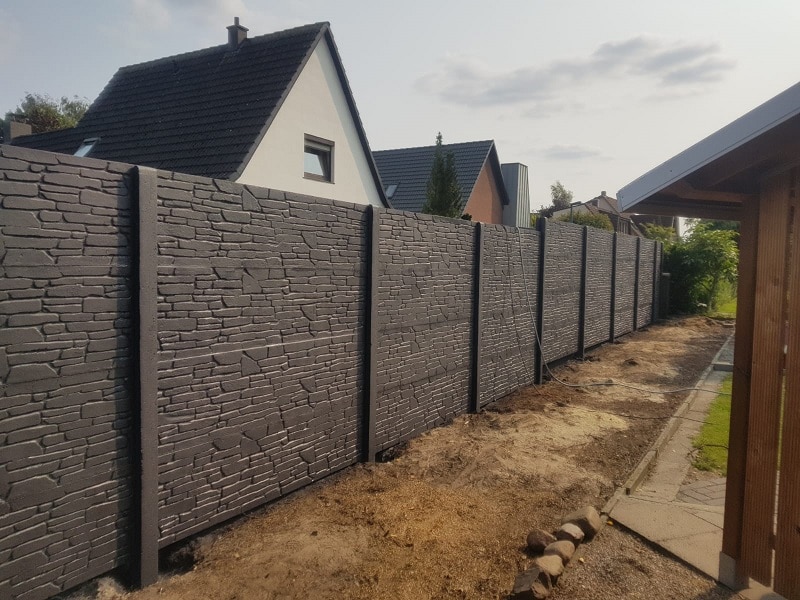 Einseitiger Betonzaun mit Rückseitendruck