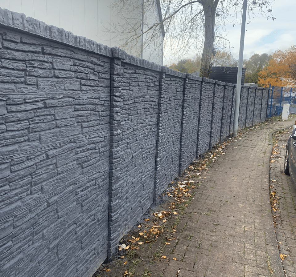 Sichtschutz-beidseitiger-Betonzaun